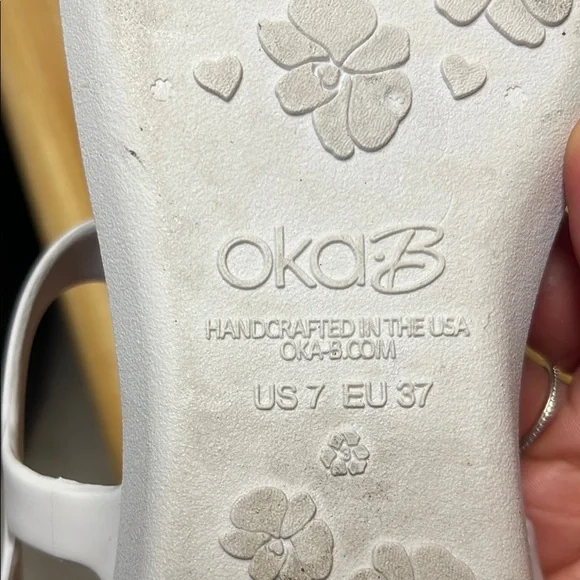 Elegant White OKA b Sandals with Crystal Embellishments - Picture 5 of 5